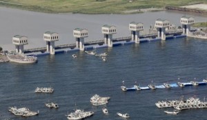 ハムレットのような諫早の水門