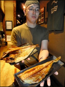 シマホッケの半身の干物（手前）とマホッケの干物。ともに高値。