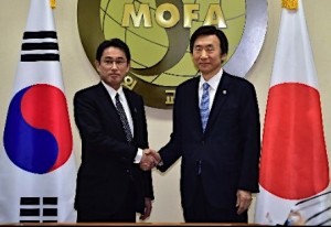 合意を受け韓国の尹炳世外相（右）と握手する岸田外相