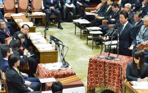 安倍首相にアホな質問をする民主党の緒方林太郎議員（左手前から２人目）