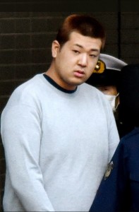 送検される永富直也容疑者＝28日大森署