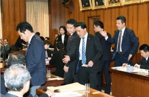 衆院内閣委で、IR法案が可決され、退席する民進党議員＝２日午後