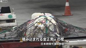 航空機に積み込まれる金正男氏の遺体